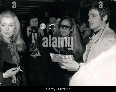 29. November 1968 - hier sind Catherine Deneuve, Ursula Andress und Jean-Paul Belmondo. Deneuve und Belmondo werden die Dreharbeiten für Stockfoto