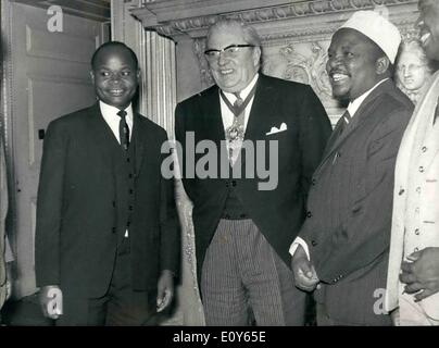 3. März 1969 - Lord Mayor of London erhält die Bürgermeister von Nairobi und Mombasa.: The Lord Mayor of London, Sir Charles Trinder, erhielt heute die Bürgermeister von Nairobi, Councillor I. Lugonzo und der Bürgermeister von Mombasa, Stadtrat M. Kombo im Mansion House. Das Foto zeigt den Lord Mayor of London (Zentrum). abgebildet im Mansion House heute mit Bürgermeister von Nairobi (links) und der Bürgermeister von Mombasa. Stockfoto