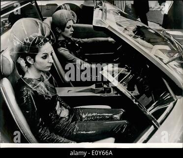 3. März 1969 - FUTURE - LOOK auf dem Genfer Auto-Salon: Nicht bei der NASA-Training-Center, aber in der Ausstellung Hall des 39. internationalen Auto zeigen Sie jetzt in Genf stattfindet. Foto zeigt Kleid diese zwei Mädchen-Piloten in hoher Geschwindigkeit in die neue Bertone BMW 2000 geprägt. Stockfoto