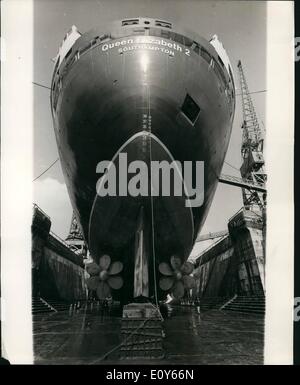 3. März 1969 - der qe2 hat eine saubere: die Queen Elizabeth 2 wurde im Trockendock in Southampton gestern wo ihr Rumpf war, verschrottet und gereinigt, während ihre Turbinen, die '' perfekt '' während ihres dreitägigen technische Trails im Kanal diese Woche Verhalten, sind geöffnet und inspiziert. Foto zeigt die Q.E. 2 in der King George V Trockendock an Southampton gestern. Stockfoto