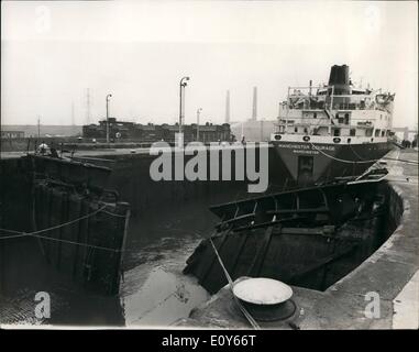 3. März 1969 - Schiff gestaut In Manchester Ship Canal ist befreit: Die '' Manchester Mut '', 12.000 Tonnen, die war auf dem Weg nach Montreal wenn sie rammte Riesen suchen Tore in den Manchester Ship Canal an Irlam, Lancashire - nur acht Meilen aus Manchester - wurde gestern freigegeben, aber noch Sperre gebunden, bis die Trümmer der zerstörten Tore gelöscht wird. Das Schiff war mit einer Ladung von 400 Container nach außen gebunden. Bis das Schloss repariert ist anderen Schiffen werdet nicht zu verlassen oder Betreten der Port of Manchester. Foto zeigt den '' Manchester Mut '' - zeigt die beschädigte Schleusentore im Vordergrund. Stockfoto