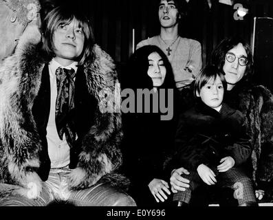 10. Dezember 1968 - London, England, Vereinigtes Königreich - L-r: Rolling Stones-Gitarrist BRIAN JONES, Künstlerin YOKO ONO und ihr Ehemann, Beatles-Gitarrist JOHN LENNON, mit seinem Sohn JULIAN auf seinem Schoß, Gitarrist ERIC CLAPTON, und hinter ihnen Sänger ROGER DALTREY von The Who, versammeln sich auf Internel Studios in Stonebridge Park, Wembley, wo sie einige der Zirkusnummern beobachtet, der in einen Fernseher spektakuläre geplant von den Rolling Stones erscheint , "The Rolling Stones Rock and Roll Circus". Stockfoto