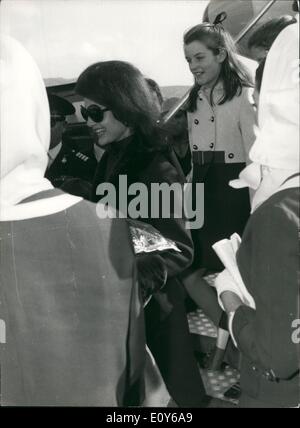 12. Dezember 1968 - kam heute in Athen Frau Jacqueline Onassis, begleitet von ihren beiden Kindern und einem Freund ihrer Tochter mit ihrem Ehemann, Herrn Aristotle Onassis. Das Foto zeigt Frau Jacqueline Onassis auf ihrer Ankunft am Flughafen von Athen. Stockfoto