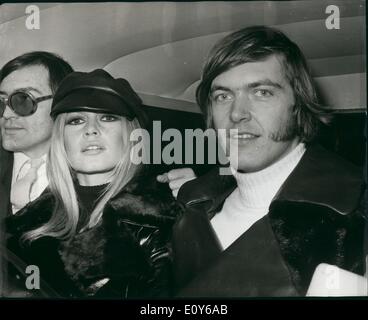 12. Dezember 1968 - Brigitte Bardot hier für Film-Premiere: Brigitte Bardot flog nach London heute besuchen heute Abend Premiere von ihrem neuesten Film '' Shalako'' in dem sie mit Sean Sterne Connery. Der Film ist Großbritanniens erste Western. Das Foto zeigt Brigitte Bardot, begleitet von Patrick Gilies, abgebildet in einem Auto auf der Tarmas nach der Freigabe der Flugzeug - bei der Ankunft am Flughafen London heute. Stockfoto