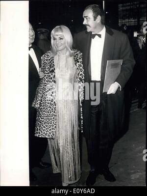 12. Dezember 1968 - Premiere der '' Shalalo''.: H.R.H. Prinzessin Margaret gestern Abend besuchte das Royal Charity-Premiere des Films Shalako am Leicester Square Theatre in London. Die Premiere, gesponsert durch die Vielzahl Club of Great Britain, wie Ais die Dockland-Siedlungen, die Jewish National Fund Charitable Trust und Variety Herz Spaß für die unterprivilegierten Kindern. Die Stars des Films sind Sean Connery und Brigitte Bardot. Foto zeigt einer der Stars des Films, Sean Connery und seine Frau Schauspielerin. Diane Cileno, Ankunft gestern Abend Premiere. Stockfoto