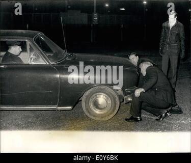 12. Dezember 1968 - "Bonnie und Clyde'' Gang Auto gefunden: Die Jagd für die '' Bonnie und Clyde'' Gang geschaltet nach London früh heute dieses Auto - last er Gateway Auto sie werden gedacht, um verwendet haben. wurde in einer u-Bahnstation Parkplatz gefunden. Das dunkle Grün Ford Zephyr - Registrierungsnummer ANU 704 B - wurde Rayners Lane Station, Egge entdeckt. Stockfoto