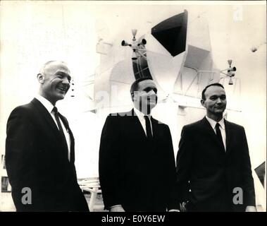 3. März 1969 - Astronauten der Apollo II: Apollo-Astronauten II (L, R), Edwin E. Aldrin, Jr.; Posieren Sie Meil A. Armstrong und Michael Collins, vor ein Endwert Mondfähre Mock-up ähnlich wie das Raumschiff, die auf ihrem Flug zum Mond noch in diesem Jahr erfolgen wird. Während Astronauten Collins Piloten die Kommandokapsel in der Mondumlaufbahn, sollen Aldrin und Armstrong hinabsteigen in die Mondfähre, deren Oberfläche Mondmission und wieder in den Orbit Monitorbox. Das Trio wird durch ein Raumfahrzeug Apollo/Saturn V vom Kennedy Space Center gestartet werden. Stockfoto