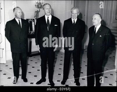 3. März 1969 - erhielt Bundeskanzler Kiesinger, die in Paris gestern Morgen kam, Frankreichs Premierminister Couve de Murville im Hotel Beauharnais, deutscher Botschafter in Frankreich, Von Braun, lebt. Im Bild von links nach rechts: Minister der Streitkräfte, Mes Stockfoto