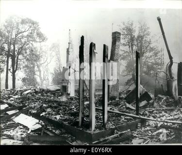 12. Dezember 1968 - Hunderte Obdachlose In australischen Buschfeuer: Hunderte von Menschen wurden obdachlos, wenn Bush Feuer, Desc Ibed als das Schlimmste in der Geschichte Australiens, die Ausläufern der Blue Mountains weinte gerendert. Viele wurden nach Hause in den Wald Ortsteilen Springwood, Emu Plains, Blaxland und Umgebung Siedlungen niedergebrannt. Foto zeigt Gaunt Schornsteine... Grabsteine der Tragödie, in der katastrophalen australischen Busch Brände. Stockfoto