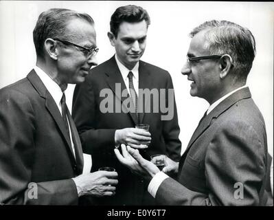 12. Dezember 1968 - Nobelpreisträger in Stockholm: abgebildet auf einer Pressekonferenz in der US-Botschaft in Stockholm, sind (L, R): Professor Robert Holley, von der Cornell University: Dr. Marshall Nirenberg von Bethesda, Maryland, und Professor H. Gobind Khorana, Universität von Wisconsin - Gewinner des Nobelpreises für Medizin für ihre Interpretation des genetischen Codes. Stockfoto