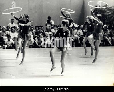 7. März 1969 - eine Welt-Sinfonie von Rhythmus und Anmut. OPS: Girls aus Helsinki produziert in der Muba-Halle eine charmante Studie in Bewegung. Keystone-Zürich Stockfoto