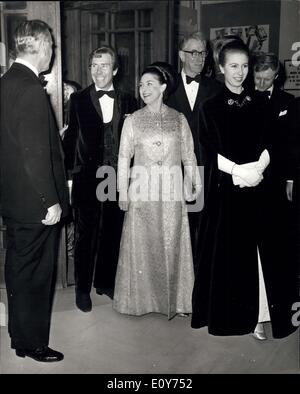 20. Dezember 1968 - besuchte die königliche Familie besuchen die Vorschau der TV-Serie '' Leben und Zeiten von Lord Mountbatten'' die Königin und andere Mitglieder der königlichen Familie gestern Abend eine spezielle Vorschau auf 50.000 ITV-Serie über das Leben von Earl Mountbatten of Burma, im Imperial War Museum in Lambeth, London. Sie sahen die Serie mit dem Titel "Leben und Zeiten von Lord Mountbatten'' im Überblick. Foto zeigt: Lord Louis Mountbatten, links mit Rücken zur Kamera, teilt einen Witz mit L, R, Lord Snowdon und Prinzessin Margaret, Prinzessin Anne, als sie für die spezielle Vorschau gestern Abend ankamen. Stockfoto