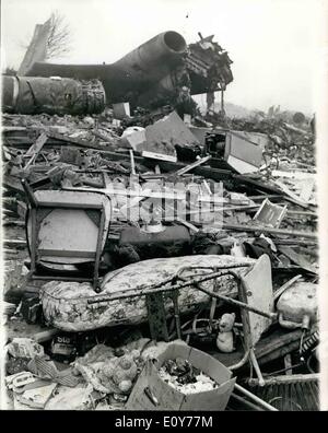 1. Januar 1969 - sterben 50 im Urlaub Verkehrsflugzeug Nebel Katastrophe am Flughafen Gatwick. Foto zeigt unter den Haufen von Schutt des Hauses in dem Mr. und Mrs. William Jones getötet-kann wurden gesehen werden ein kleines festgelegt, in denen ihre sechs Monate alte Tochter Beveley Frühstücksbuffet und war lebend gefunden, auch auf dem Bild ist Teil der kleinen Mädchen Puppen und auch ein Teddybär. Stockfoto