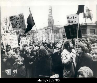 1. Januar 1969 - BERÄT dänische Parlament über Drogen. Während das dänische Parlament das Gesetz betreffend Drogen gestern diskutiert wurde, versammelten sich junge Demonstranten vor dem Gebäude in Kopenhagen. Sie wollen einen freien Handel mit Hash. Die Plakate, sagte: "Jesus hat lange Haare, aber Hitler und Thestrup hat kurze Haare." (Theetrup ist der Minister der Juetice). Foto zeigt: Junge Demonstranten vor dem dänischen Parlament gestern abgebildet. Stockfoto