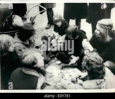 1. Januar 1969 - DEBATTIERT dänische Parlament Schlacken. Während das dänische Parlament das Gesetz betreffend Drogen gestern diskutiert wurde, versammelten sich junge Demonstranten vor dem Gebäude in Kopenhagen. Sie wollen einen freien Handel mit Hash. Die Plakate, sagte: "Jesus hat lange Haare, aber Hitler und Thestrup hat kurze Haare." (Thestrup ist der Minister der Justiz), Foto zeigt, jungen Demonstranten vor dem Parlament in einer Demonstration Sit-in Rauchen Hash. Stockfoto