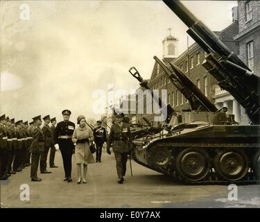 27. März 1969 - besucht die Queen ihr königliches Regiment von Artillerie in Woolwich; HM The Queen, bezahlt als Captain General heute einen Besuch auf der Homepage der Royal Artillery in Woolwich, wo sie Ablösungen der Regimenter aus kontrolliert; Des Königs Troop, Royal Horse Artillery; 1. royal Horse Artillery; 17. Training regiment RA und Junior Führer regiment RA Foto zeigt HM The Queen geht durch die lange Reihe der schweren Artillerie, die enthalten, schwere Geschütze auf Kettenfahrzeugen und auch Lenkwaffen montiert. Stockfoto