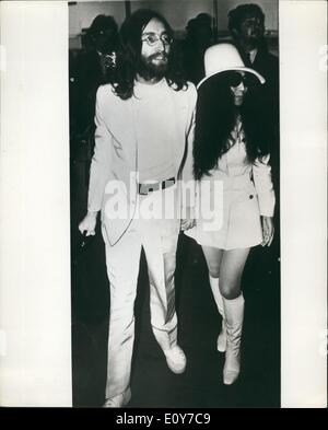 4. April 1969 - John and Yoko verlassen Amsterdam nach Wien: Beatle John Lennon und seine Frau Yoko Ono im Bild am Schiphol Flughafen, in der Nähe von Amsterdam gestern, wenn sie für Wien links-nach ihrer siebentägigen "Ausschlafen" in Amsterdam. Stockfoto
