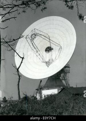 4. April 1969 - neue Antenne für Telstar - Bodou Station: als ein neuesten zusätzlich zu Telstar-Bodou Space Research Station, eine neue riesige Antenne nur erreicht wurde. Es wiegt 350tons und dient zur Erfassung von Telekommunikation aus dem Weltraum. Das Foto zeigt die neue Antenne von Telstar - Bodou (Bretagne) Space Research Station. Stockfoto