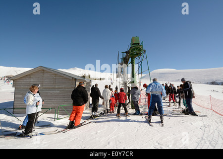 Skigebiet am Chastreix, Puy de Dome, Auvergne, Frankreich - warten auf den Skilift Stockfoto