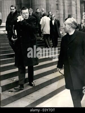 1. Januar 1969 - Paisley wird es im Nacken: der Pfarrer Ian Paisley, die Ankunft in London heute zur Teilnahme an einer Demonstration vor St. Pauls Cathedral, wo der Erzbischof von Canterbury. Dr. Michael Ramsey, soll Kardinal Heenan erhalten - heute Nachmittag gab eine Pressekonferenz auf der Treppe der St. Pauls Cathedral. Foto zeigt die Pfarrer Ian Paisley wischt die Überreste der ein Ei, das auf ihn geworfen wurde, als er St. Pauls verließ, nach der heutigen Pressekonferenz. Stockfoto