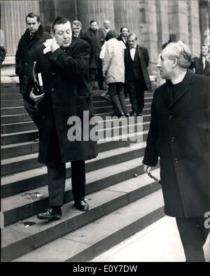 1. Januar 1969 - Paisley wird es im Nacken: der Pfarrer Ian Paisley, die Ankunft in London heute zur Teilnahme an einer Demonstration vor St. Pauls Cathedral, wo der Erzbischof von Canterbury. Dr. Michael Ramsey, soll Kardinal Heenan erhalten - heute Nachmittag gab eine Pressekonferenz auf der Treppe der St. Pauls Cathedral. Foto zeigt die Pfarrer Ian Paisley wischt die Überreste der ein Ei, das auf ihn geworfen wurde, als er St. Pauls verließ, nach der heutigen Pressekonferenz. Stockfoto