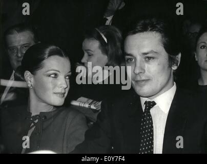 1. Januar 1969 - Alain Delon besucht Premiere seines Films: Alain Delon und Romy Schneider, die Co-star in '' La Piscine'' ('' The Pool'') besuchte die Premiere der Fil Balzac Kino in Paris letzte Nacht (Alain Delon wurde in Frage gestellt durch die Polizei vor kurzem im Zusammenhang mit dem Mord an seinem ehemaligen Leibwächter Stefan Markovic). Foto zeigt Alain Delon im Bild mit Romy Schneider bei der Premiere von "La Piscine" Stockfoto