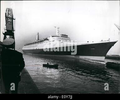 4. April 1969 - Queen Elizabeth 2 wieder von beweisen Voyage: The 29,500,000 Liner Queen Elizabeth 2, kam zurück in Southampton gestern am Ende einer triumphalen achttägigen beweisen Reise in die Tropen. Cunard findet nun Postzustellungsauftrag am 18. April statt. Die Q.E.2 wird eine acht-Tage-Vorschau Kreuzfahrt am 22. April in Las Palmas, Teneriffa und Lissabon und ihre Jungfernfahrt nach Westen Überfahrt nach New York am 2. Mai telefonieren. Das Foto zeigt die Queen Elizabeth 2 Eingabe der Ocean Terminal an Southampton gestern, nach ihrer Rückkehr von ihrem Nachweis Reise in die Tropen. Stockfoto