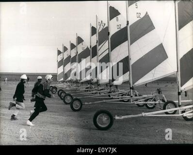 4. April 1969 - Off To Cruise Wüste Sand Yachting: 24 Teilnehmer aus Frankreich, Algerien, England, Deutschland, Schweden und Belgien sind die Teilnahme an einer Wüste Kreuzfahrt bringt sie von Laghouat (Algerien) zum El Golea auf der anderen Seite der Wüste Sahara. Das Fahrzeug, die, das Sie verwenden, ist einen zwei-Rad-Wagen mit einer Windsail ausgestattet. Es gibt 12 Wagen In allen von Staffelteams besetzt. Das Foto zeigt die starten von The Race bei Laghouat. Stockfoto