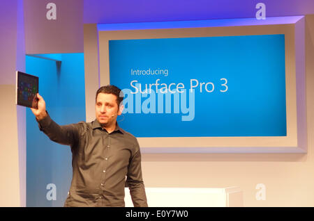 New York, USA. 20. Mai 2014. Bereichsleiter Panos Panay von Microsoft präsentiert das neue Surface Pro 3 in New York, USA, 20. Mai 2014. Foto: DANIEL SCHNETTLER, Dpa/Alamy Live News Stockfoto