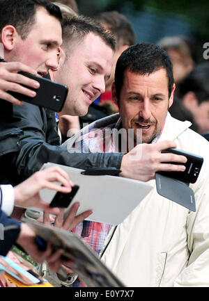 Berlin, Deutschland. 19. Mai 2014. US-Schauspieler Adam Sandler (R) kommt für die Premiere ihres Films "Blended" in Berlin, Deutschland, 19. Mai 2014. Die Komödie ist in deutschen Kinos vom 22. Mai auf. Foto: Hauke-Christian Dittrich/Dpa/Alamy Live News Stockfoto