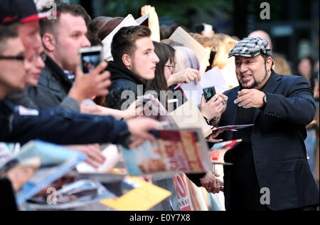 Berlin, Deutschland. 19. Mai 2014. US-Schauspieler Adam Sandler (R) kommt für die Premiere ihres Films "Blended" in Berlin, Deutschland, 19. Mai 2014. Die Komödie ist in deutschen Kinos vom 22. Mai auf. Foto: Hauke-Christian Dittrich/Dpa/Alamy Live News Stockfoto