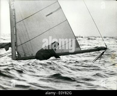 4. April 1969 - Lone Round - the - World Segler ist Home.: einsamer Segler Robin Knox-Johnston, 30, überquerte die Ziellinie Stockfoto