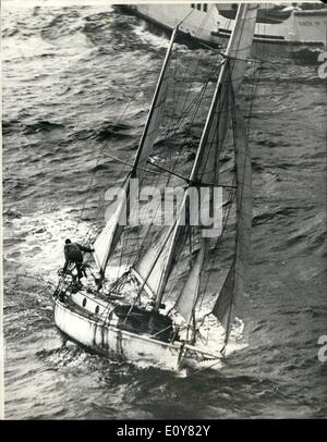 4. April 1969 - einsamer Segler von Gale gebremst: Lone Sailor Robin Knox-Johnston, der von Gale verlangsamt wurde am Wind Kraft Stockfoto