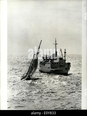 4. April 1969 - einsamer Segler von Gale gebremst: einsamer Segler Robin Knox-Johnston, wer von Gale verlangsamt wurde zwingen Winde Stockfoto