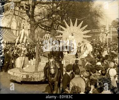 6. April 1969 - 2000 Jahre des Verkehrs auf die Show in London? s Easter Parade?? Kavalkade von Transport? war das Thema des diesjährigen? s jährliche Osterparade heute in Battersea Park statt. Ein wunderschöne florale Schwimmer durchgeführt London? s Ostern Prinzessin und ihren Hofdamen. Foto zeigt: Christine Hasler, London? s Ostern Prinzessin und ihren vier Hofdamen auf dem wunderschönen floralen Schwimmer während der Parade. Stockfoto