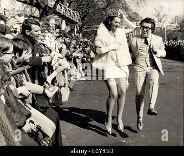 6. April 1969 - 2000 Jahre des Verkehrs auf die Show in London? s Easter Parade?? Kavalkade von Transport? war das Thema des diesjährigen? s jährliche Osterparade heute in Battersea Park statt. Foto zeigt: TV? s beliebte Komiker Ronnie Corbett, der Gast Berühmtheit war, das Publikum amüsiert, wie er eine kleine Gigue mit Ostern Prinzessin Christine Hasler, während heute tut? s Parade. Stockfoto