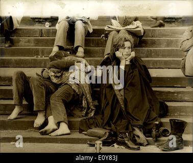 9. April 1969 - heißem Wetter in London? Das heiße Wetter betrifft Menschen in unterschiedlicher Weise als diese Aufnahme heute (Mittwoch) in Piccadilly Zirkus-Shows. Das Paar am linken Don? t einmal bemerken die Sonne, während das Mädchen rechts satt mit der Hitze scheint. Stockfoto