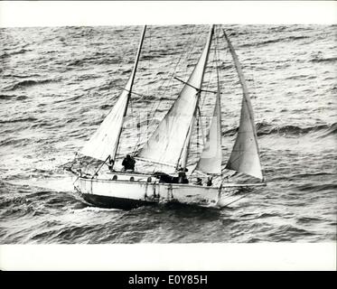 21. April 1969 - einsamer Segler von Gale gebremst: einsamer Segler Robin Knox-Johnston, der von Gale verlangsamt wurde zwingen Winde, in der letzten Runde seiner 29.500 Meile non-Stop-Reise um die Welt - in seiner Ketsch Suhaili abgebildet, wenn etwa 100 Meilen von Falmouth, wo er nun voraussichtlich morgen früh ankommen. Stockfoto