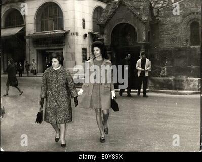 30. Januar 1969 - Frau Jackie Onassis setzt ihre Besichtigungstour in Athen fort. Foto zeigt Herrn Jackie Onassis vor der  Byzentime Kirche von Kapnikares im Umgeben von Athen Neof to her wird ihre Schwägerin, HE Konialidis, gesehen. Stockfoto