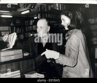 31. Januar 1969 - einkaufen geht Jackie Onassis in Athen. Das Foto zeigt Frau Jackie Onassis, begleitet von griechischen Schauspieler, Minotis, Bücher über die griechische Kunst in einer zentralen Athener Buchhandlung zu kaufen. Stockfoto