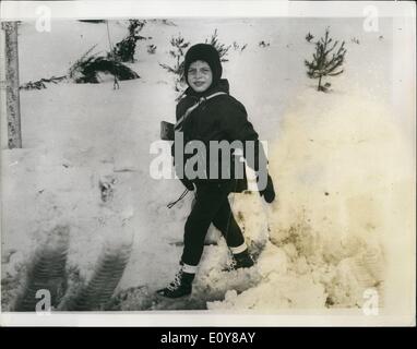 2. Februar 1969 - Prinz Abdullah hat Spaß im Schnee: Foto zeigt Prinz Abdullah, Sohn von König Hussein von Jordanien, der letzte Woche seinen siebten Geburtstag feierte - Spaß rund um den königlichen Palast von einer Hummar in Amman, als er ausgenutzt He Schneefall in Jordanien abgebildet. Stockfoto