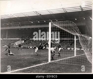 26. April 1969 - Machester City schlagen Leicester City 1-0 in der FA-Cup-Finale im Wembley-Stadion: Foto zeigt Peter Shilton Leicester Torwart Tauchgänge, vergeblich, als ein Schuss von Neil Young, (nicht im Bild) ins Netz zu setzen sein Team Manchester City man während des Spiels im Wembley-Stadion heute geht. Stockfoto