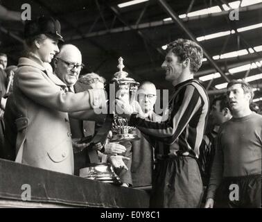 26. April 1969 - Prinzessin Anne präsentiert den FA-Cup Tony Book Kapitäns Manchester City im Wembley-Stadion heute: bei Wembley heute Stockfoto