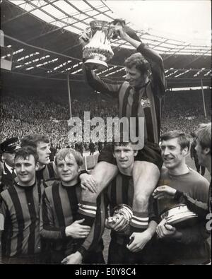 26. April 1969 - Manchester City gewinnen der FA-Cup-Finale gegen Leicester City mit 1: 0.: Foto zeigt Tony Book der Manchester-Kapitän ist von seinen Teamkollegen hochhalten der FA-Cup nach einem Sieg über Leicester mit 1: 0 im Wembley-Stadion heute Nachmittag aufgehalten. Stockfoto