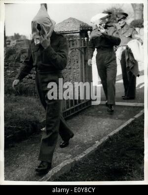 1. Mai 1969 - ankommen 05.01.69 Zeugen in Klu Klux Klan Masken an Kriegsgericht. Zwei der Zeugen der Anklage verursacht eine Überraschung gestern, als sie ankamen, tragen Hauben gemacht von Kissenbezüge über ihre Köpfe hinweg, Beweise auf den Court-Martial in Shepton Mallet geben in denen 13 Männer der Meuterei mit Gewalt geladen sind. Die zwei Männer trugen die Hauben um zu verhindern, dass ihre Merkmale fotografiert, als sie ankamen und in den Gerichtssaal entfernt. Keystone Fotoshows: Die zwei Zeugen Gunner Noel Morris und Fahrer j.s. Lewingston tragen ihre Hauben bei der Ankunft für die Testversion. Stockfoto