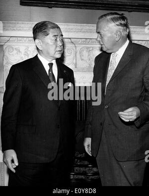 Premierminister Harold Wilson trifft Kiichi Aichi Stockfoto