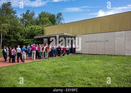 Touristen warten am Eingang des das National Museum and Research Center von Altamira, Santillana del Mar, Kantabrien, Spanien Stockfoto