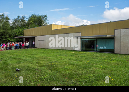 Touristen warten am Eingang des das National Museum and Research Center von Altamira, Santillana del Mar, Kantabrien, Spanien Stockfoto