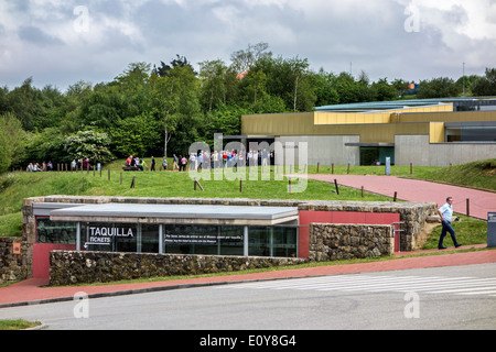 Touristen warten am Eingang des das National Museum and Research Center von Altamira, Santillana del Mar, Kantabrien, Spanien Stockfoto