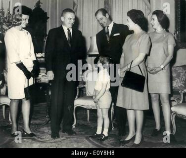 2. Februar 1969 - Astronaut Col Frank Borman und seine Frau Treffen der Königsfamilie im Buckingham-Palast: heute Abend Col Frank Borman und seine Frau ging zum Buckingham Palace, HM The Queen und andere Mitglieder der Familie Riyal zu erfüllen. Foto zeigt L-R Frau Borman und ihr Ehemann Col HM Königin Elisabeth und Prinzessin Anne. Stockfoto